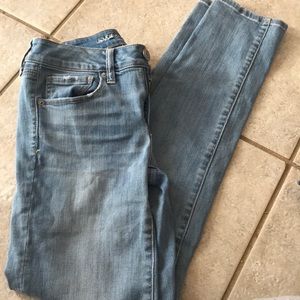 AMERICAN EAGLE STRAIGHT LEG SKINNY JEANS